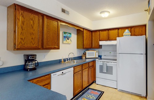 Caine Woods Condo | Serene condo with central AC, deck & washer/dryer - near golf