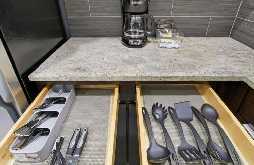 East Hyde Park Apartment | Serene & Contemporary Studio Apartment - Del Prado 817