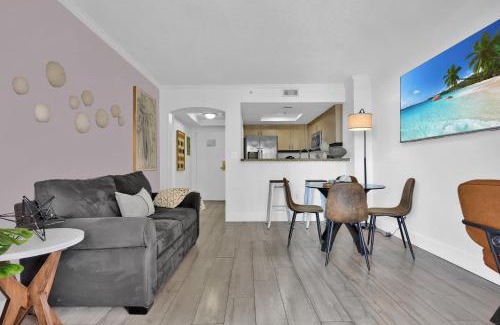 Coconut Grove Apartment | Serene Cozy Retreat with Balcony Free Parking