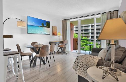 Coconut Grove Apartment | Serene Cozy Retreat with Balcony Free Parking