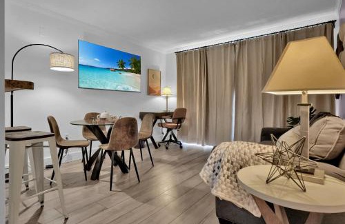 Coconut Grove Apartment | Serene Cozy Retreat with Balcony Free Parking