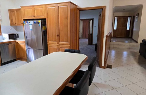Laverton House | Serene Escape in Altona Meadows