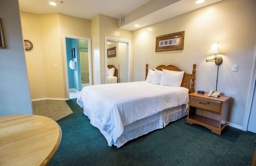 Branson Hotel | Serene Escape Steps from Outdoor Pools – Great for Family Gatherings | 4 Units