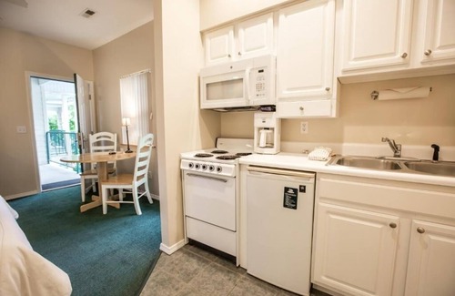 Branson Hotel | Serene Escape Steps from Outdoor Pools – Great for Family Gatherings | 4 Units