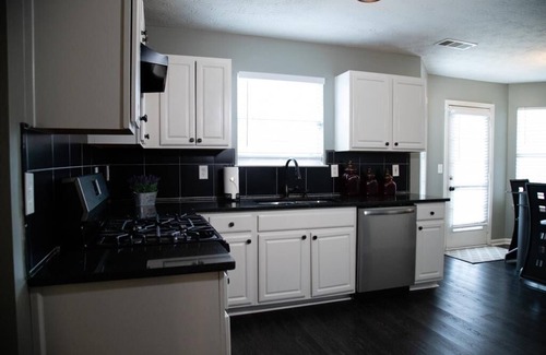 Covington House | Serene Family Retreat |♛Royal Beds, Fireplace, Pkg