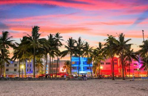 Tamiami House | Serene Full Bed with 50 Inch Smart TV, Netflix, AirPlay, Mini-Fridge, and 500 Mbps WiFi near FIU, Dolphin Mall, Airport