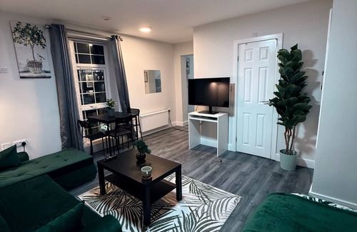 Birmingham City Centre Apartment | Serene Garden Room Suite City Centre
