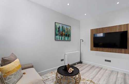 Swindon Apartment | Serene Haven - 2 min from Station - Free Parking - Courtyard