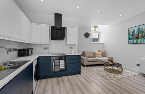 Swindon Apartment | Serene Haven - 2 min from Station - Free Parking - Courtyard