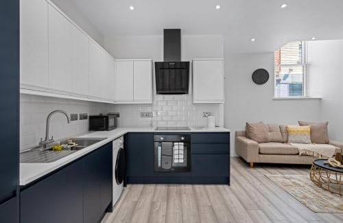 Swindon Apartment | Serene Haven - 2 min from Station - Free Parking - Courtyard