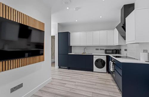 Swindon Apartment | Serene Haven - 2 min from Station - Free Parking - Courtyard