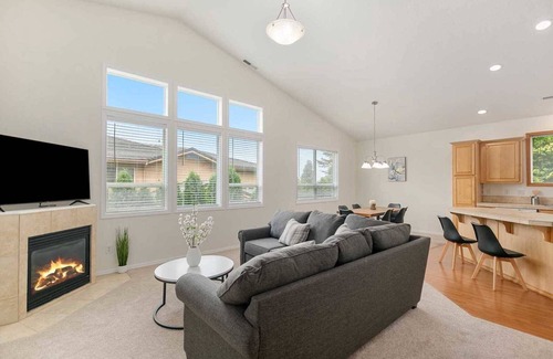 Pleasant Valley House | Serene Haven Retreat on se 141st pl