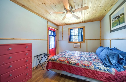 Fredericksburg Cabin | Serene Hill Country Cabin w/Deck Near Wineries!