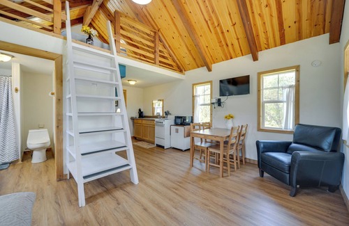 Fredericksburg Cabin | Serene Hill Country Cabin w/Deck Near Wineries!