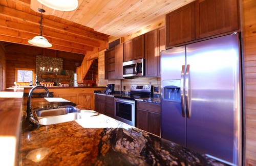Logan Cabin | Serene (Hocking Hills) log cabin, near local attractions