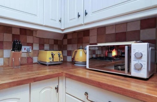 Hersham House | Serene home with all comforts (Wifi, Parking, EV Charge) & Long Stay Discount!n