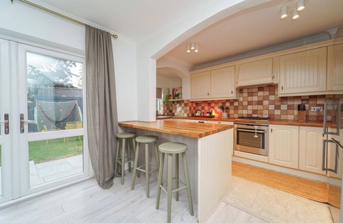 Hersham House | Serene home with all comforts (Wifi, Parking, EV Charge) & Long Stay Discount!n