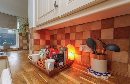 Hersham House | Serene home with all comforts (Wifi, Parking, EV Charge) & Long Stay Discount!n