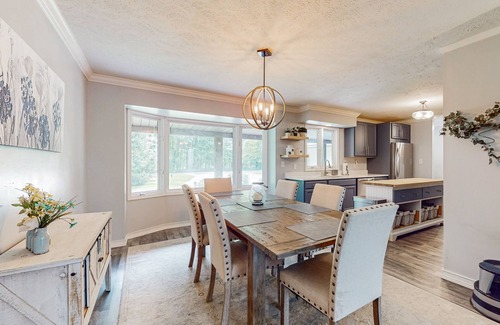 Three Oaks House | Serene Home with Fire pit, Gas Grill, WIFI & Close to Beach