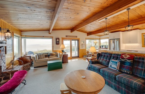 Freeland Cottage | Serene Island Retreat w/Beach Access & Mtn Views!