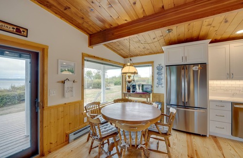 Freeland Cottage | Serene Island Retreat w/Beach Access & Mtn Views!