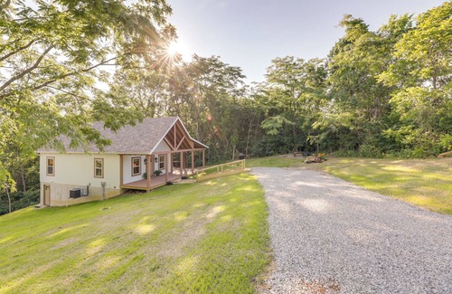 Williamstown Cottage | Serene Kentucky Cabin w/Fireplace + Fire Pit!
