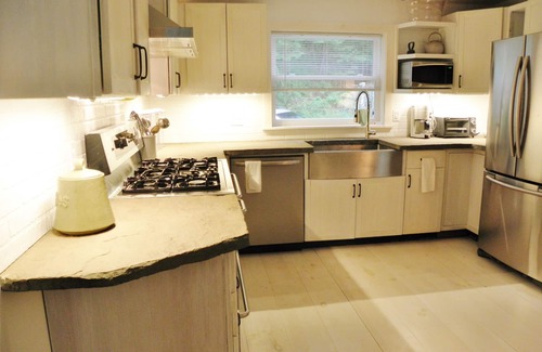 Narrowsburg House | Serene luxurious lakefront w hot tub steps from Main St in hip Narrowsburgn