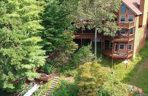 Robbinsville House | Serene Luxury on Lake Santeetlah: 4BR/4.5BA Mountain Home. Grills & Kayaks!