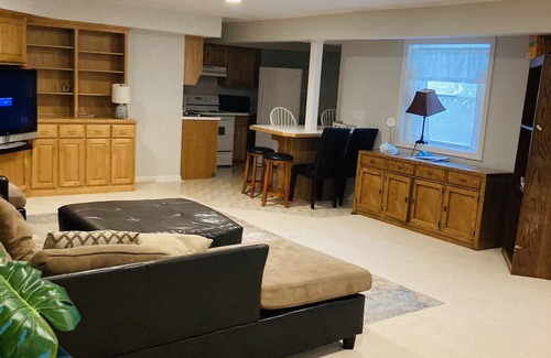 State College House | Serene Mansion Style Home in an Upscale Neighborhood close to Penn State
