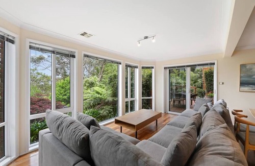Wentworth Falls House | Serene Mountain Haven with Scenic Balcony & Garden