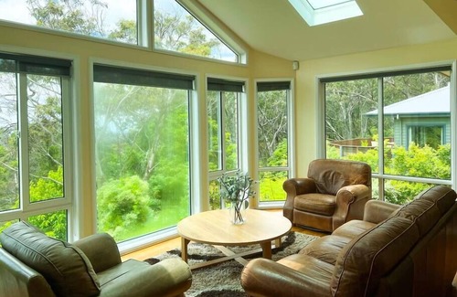 Wentworth Falls House | Serene Mountain Haven with Scenic Balcony & Garden