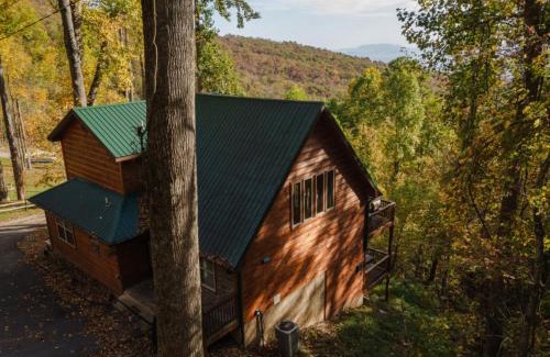 Sevierville Ski Chalet | Serene Mountain Retreat by Ghosal Luxury Lodging