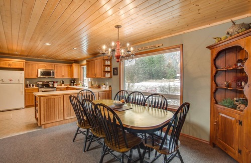 Leavenworth Cabin | Serene mountain views, ONLY 5 minutes from Leavenworth, AND Dog Friendly!