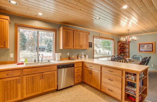 Leavenworth Cabin | Serene mountain views, ONLY 5 minutes from Leavenworth, AND Dog Friendly!