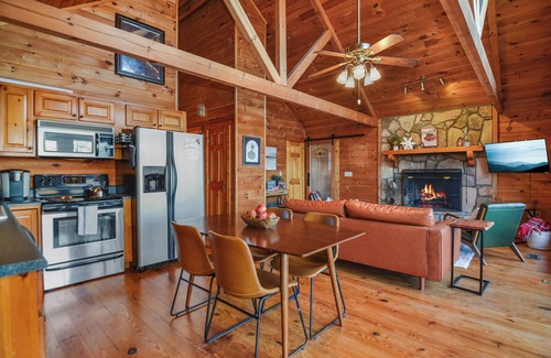 Walnut Mountain Cabin | Serene Mountain View Retreat. Pool, Firepit & Hot tub, Fireplace Dogs Welcome!