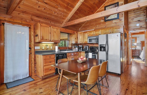 Walnut Mountain Cabin | Serene Mountain View Retreat. Pool, Firepit & Hot tub, Fireplace Dogs Welcome!