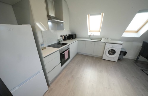 Stanwell Apartment | Serene Oasis 5mins from Heathrow Airport - Free Parking