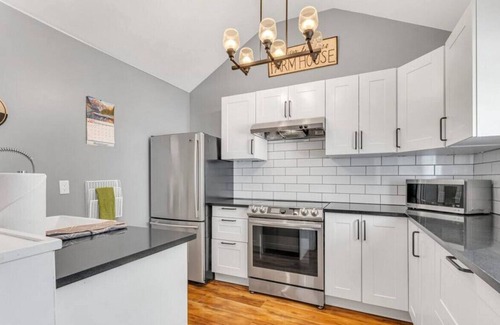 Paris House | Serene Oasis with 3BR plus Balcony Deck BBQ Grill