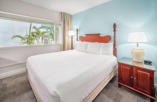 Kahului Hotel | Serene Oceanfront Escape for Maui Adventure, Outdoor Pool, Pet-friendly!