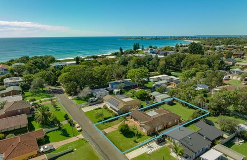 Culburra Beach House | Serene Pet Friendly with Swimming Pool