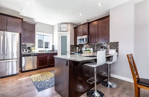 Calgary House | Serene & Relaxing Home With King Bed, Near Calgary Airport