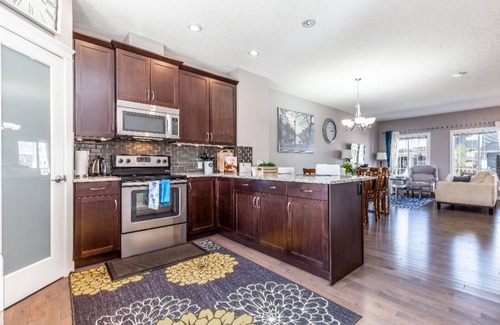 Calgary House | Serene & Relaxing Home With King Bed, Near Calgary Airport