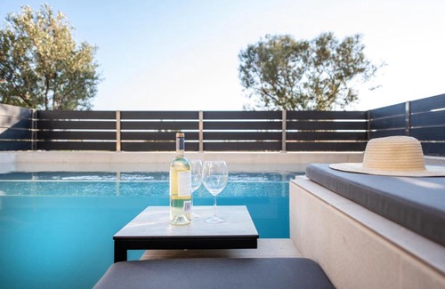 Nea Iraklia Villa | Serene seafront villas