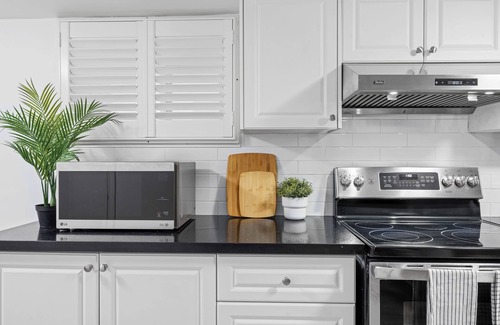 Earlscourt Apartment | Serene Shore Retreat B01