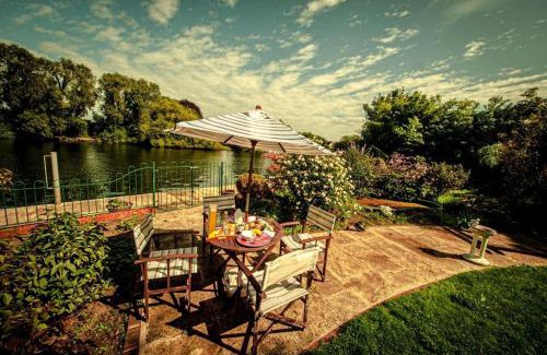 Staines House | Serene spacious room (double) in gorgeous bungalow on river near Thorpe park and Holloway University Egham