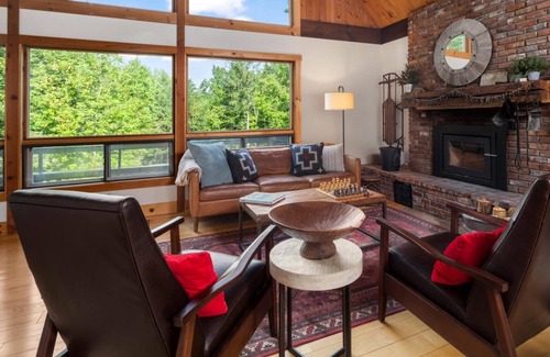 Stowe Hollow House | Serene Stowe Retreat Nestled in the Woods