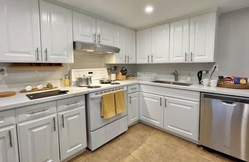 Pickering Apartment | Serene Suite w/ 2 BDRM, Parking, Office, Close to Beach