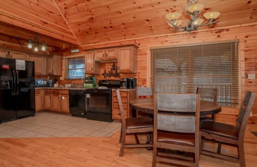 Hemlock Hills Cabin | Serene Surroundings, Soothing Soaks & Fireside Sips Near the Crafts Community - Queen's Log Cabin