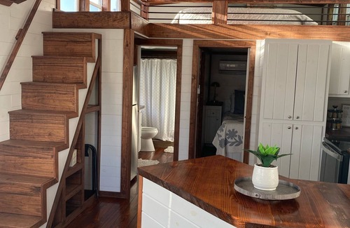 Templeton House | Serene Vineyard Getaway Private Deck, Sunset Views, Pickleball & Near Downtown