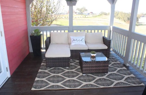 Templeton House | Serene Vineyard Getaway Private Deck, Sunset Views, Pickleball & Near Downtown